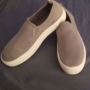 CUSHIONAIRE SLIP ON SNEAKER